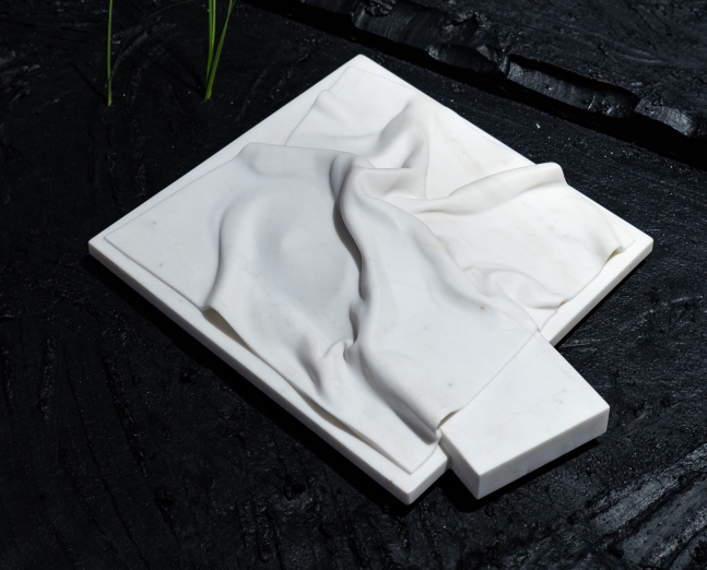 Chlo&amp;euml;&amp;nbsp;Sa&amp;iuml; Breil-Dupont
Sous le drap, 2020
Carrera marble
21.65 x 17 x 4 in
55 x 43 x 10 cm